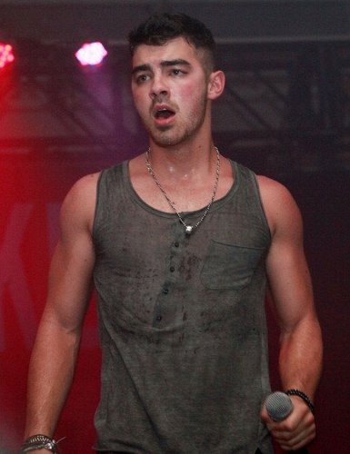 Hi! I'm Sarah I love love the Jonas brothers they are my everything. I'm really nice so ill talk to anyone who talks! ill follow back anyone who follows me !
