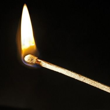 Vous tendez une allumette à votre lampe
et ce qui s’allume n’éclaire pas.
C’est loin, très loin de vous,
que le cercle illumine. R. Char