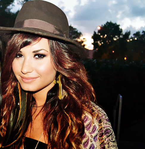 ddlovatobra's profile picture. Nesse mundo há tanta gente pra amar e nós escolhemos você. ♥ @ddlovato
