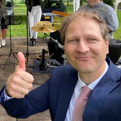 Dominee in Hillegersberg en interim-predikant (PKN), verbeter de wereld, begin op Twitter. Ben hier voor de Compassie