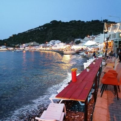 emregulsu's profile picture. İzmir sevdalısı. Her fırsatta kendini kitaplara bırakan, az biraz fotoğraf meraklısı, flamenko gitar tutkunu...