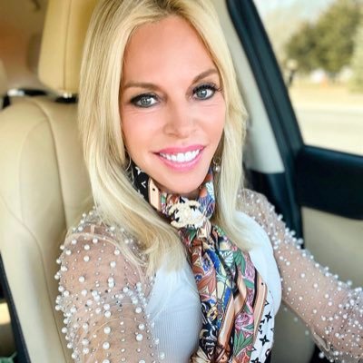 🌱Entrepreneur 💻 ☕️
🌱Wealth & Wellness Coach 🥗💰
🌱Boutique Owner🛍
🌱Health Enthusiast🏃♀️
🌱Giver of Hope🙏🏼
🌱Believer😇