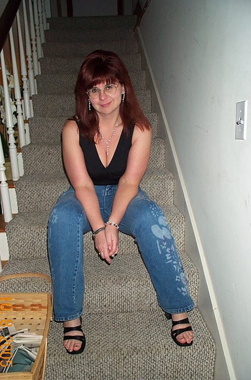 Married, mom of a 13 y/o daughter and retired.