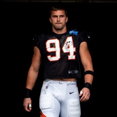 Defensive End for the Cincinnati Bengals . Former Ohio State Buckeye. @rhoback Athlete