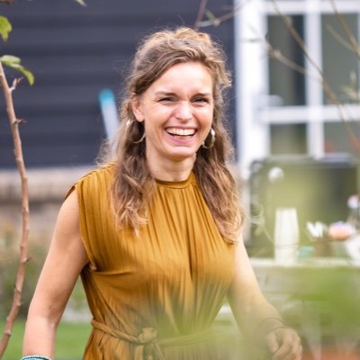 Ik ben een mens-mens, echt zijn vind ik belangrijk, ik geloof in de mens, ben creatief, flexibel, een doorzetter, geliefd,persoonlijk en snel enthousiast!