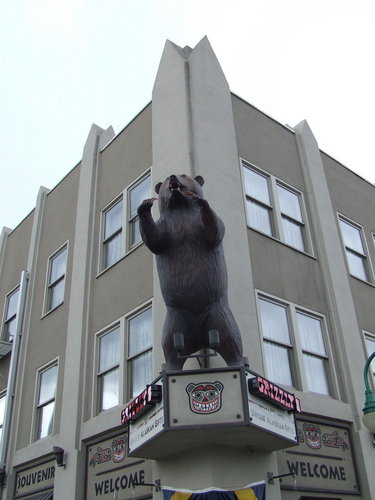 I'm that big, bold, Alaskan city by the bay.  Take me in, feel me up and give me a whiff; I won't disappoint. #Anchorage