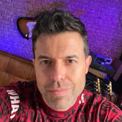 Fundador de @guitarraviva - La música es la ciencia de crear emociones y sentimientos a través del sonido.