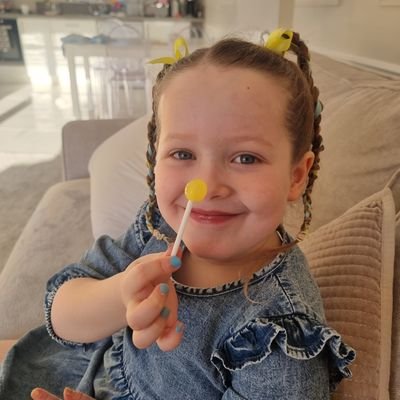 krypt0chat's profile picture. Currently educating my cousin about Twitter