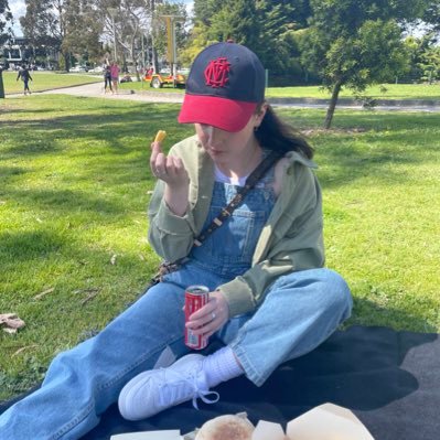 gabvdav's profile picture. she/her