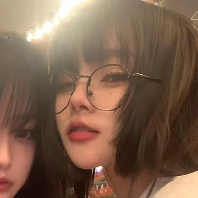 KiraKying's profile picture. 人在黄昏时分读书，读啊读，没有察觉光线渐暗；直到她停下来休息，才猛烈发现白天已经过去，天已经很暗，再低头看书却什么都看不清了，书页已不再有意义