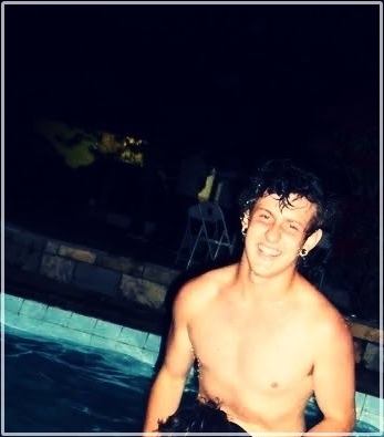 O tempo é rei, a vida é uma lição
E um dia a gente cresce,
e conhece nossa essência e ganha experiência
E aprende o que é raiz, então cria consciência ♪