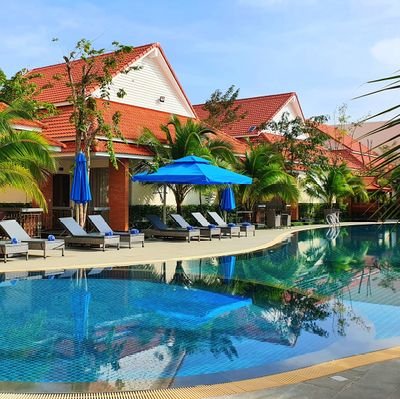 Sea Breeze Hotel & Villa offers comfortable bungalows. It features an outdoor pool.