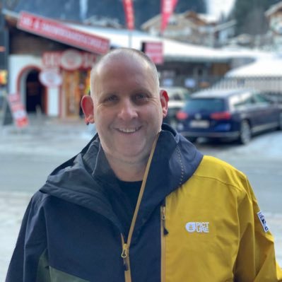 Spaniel tamer. Dabbles in roads. Did a bit for the World Cup once...NUFC loving-Shit DJ-average snowboarding-VDub nut & Dad to a legend. ✊🏻