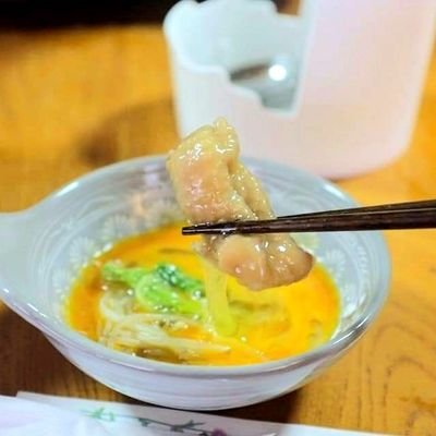 こだわり飼育の名古屋コーチン、丹波篠山産のお米や野菜、牛肉、酒他を使用。水炊き、すき焼、炭火焼BBQ、ぼたん鍋等のコース料理。名古屋コーチン地鶏の一品料理他。
定休日は水&木。昼11時30分～14時、夜17時～21時。２組限定。完全予約制。駐車場あり。掘りごたつ式。
丹波篠山の隠れ家風古民家で、くつろぎのひとときを。