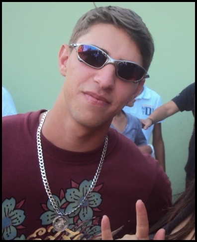 Licença aqui patrão, aqui é a lei do cão,Quem sorri aqui, quer ver tu cair,E justo é Deus, o homem não, ouse me julgar  tente a sorte fi !