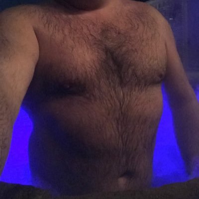 NSFW 18+ Just your average 40something dog dad with a dad bear bod in DFW looking for younger admirers.