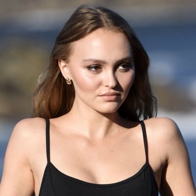 Moi c’est Ariane j’ai 23ans je suis célibataire sans enfant je suis français jréside à Nice