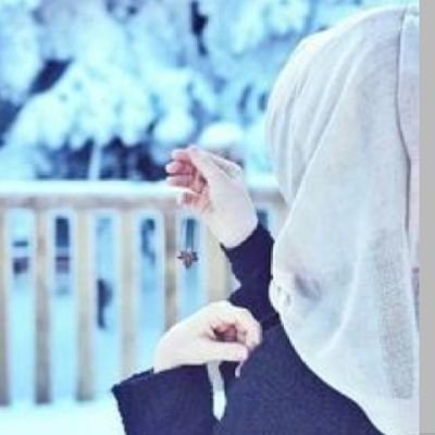 يا سامُ قُم لترى صنعاءَ، إِنَّ بها
قوماً يزيدون جوعاً كلما أكلوا
ذئبٌ تَذمَّر مِن ظُلم الحياةِ، ومن
جَورِ القويِّ وفي أنيابهِ حَملُ