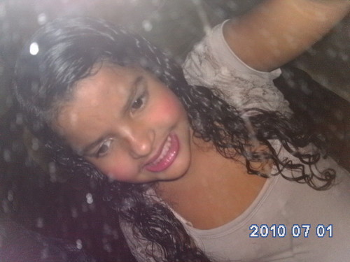 Meu nome é Maria Luiza, tenho 13 anos... Sou amiga.. as vezes estressada, Sou divertida, Alegre, Risonha...Simplismente uma garota feliz q quer novos amigos! =P