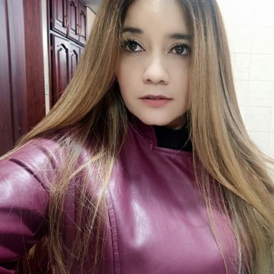 kritoyesenia's profile picture. Defender la alegría como una trinchera, defenderla del escándalo y la rutina.