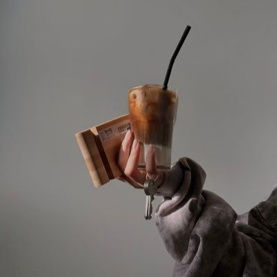 1Mhxd's profile picture. يتعافى الإنسان أحيانًا بعزلتهُ.