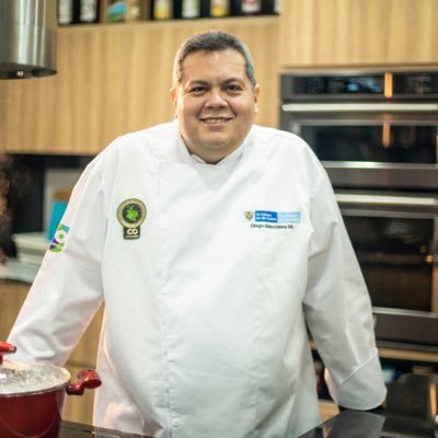 Cocinero apasionado, enamorado de mi familia. Soñador, glotón y resiliente. Promotor de productos de origen colombiano y especialmente de los productos con D.O.