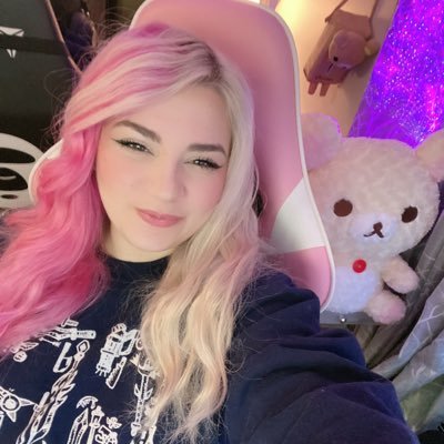 British NY, USA @Twitch Streamer💕✨ Gamer, Anime addict, Artist and Etsy shop Owner✨ Nicoleskey.ct@gmail.com Links to Twitch, Socials and Etsy’s below!