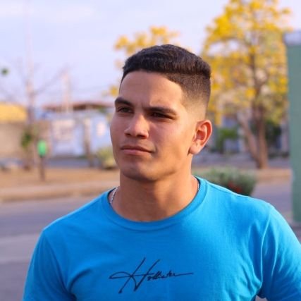 Venezolano, estudiante de derecho y servidor público.