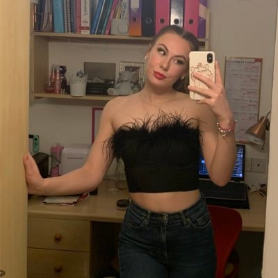 _emmahutson's profile picture. Don’t really know what I’m doing here tbh 🏊🏻‍♀️