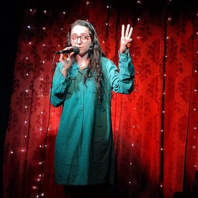 Mujer de asfalto y mar. Psicóloga y Standupera Antipatriarca 💚🖤 🏳️‍🌈 La comedia me salvó de la depresión.