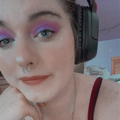 Shitpost/No filter |Twitch Streamer @ FoxieShay|Nonbinary|Pretty fuckin Awkward|yes this is my spam account|🐻🐺🐝💚💙💜|Polyam| main @foxieshay