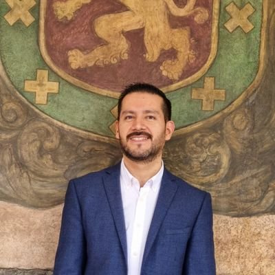 Oaxaqueño. Casado con Itzel, papá de Xime y Vale. Profesor universitario. RT no implica coincidencia