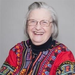 - 7 de Agosto de 1933🗓️
- Los Angeles, Estados Unidos
- Primer mujer en ganar un Premio Nobel de Economia (2009)
- Politóloga y Profesora de universidad