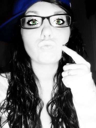 i'm erin, i'm 17. I'm difficult to understand, easy to get along with, and I love my friends and family 3
