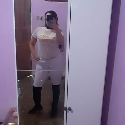 Soy muy transparente sencilla cariñosa divertida amo las cosas simples y lindas de la vida y la familia , pero también amo la parte secreta de mi