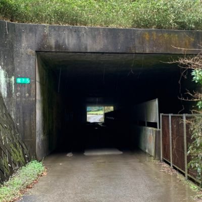 このトンネルを抜けるとサバゲーマーのこころ揺さぶるフィールドが待っている。
