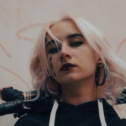 YourMoonChildJK's profile picture. Я навчилася цінувати життя...
Коли в моїй країні сталося горе🇺🇦❤