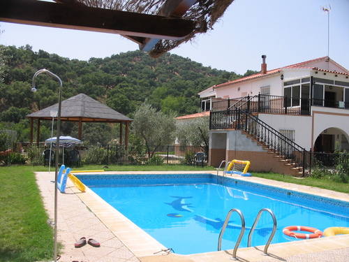 LaColinaRural's profile picture. Se trata de un edificio con 3 casas independientes, cada casa tiene una capacidad de 7 personas, pudiéndose adaptar para la convivencia en grupo de 21.