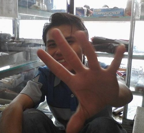 pengen kembali ke pacar pertama q waktu sma klz 1 dulu tp apa dia mau soalny dia udah punya cowok.....