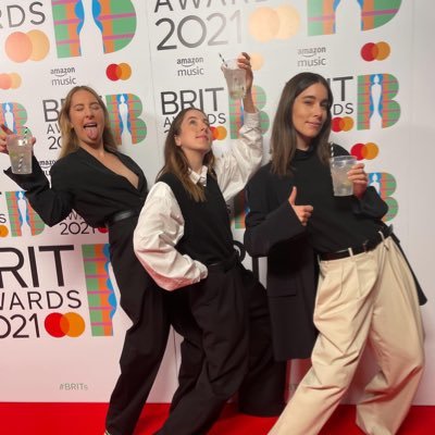 comfortHAIM's profile picture. Providing your the best comfort content of our favourite sisters, Este, Danielle and Alana! This is a safe place for all HAIM stans!