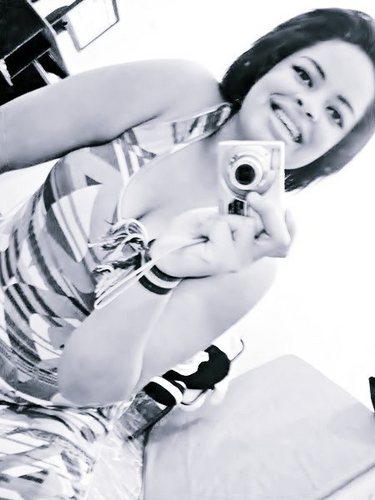 . Sou uma menina com, sonhos & vontade de viver intenssamente 
amo todos qe me aman e foda-se os que me odeiam *-*