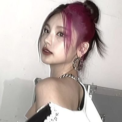 notlsyeon's profile picture. OT5