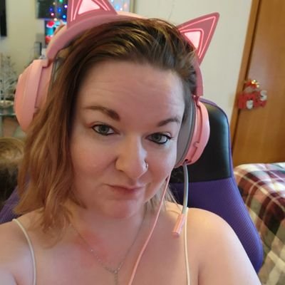 Super nerdy gamer girl🎮
Twitch variety streamer🔮