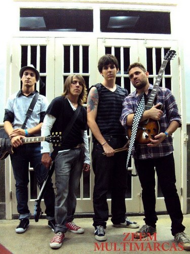 Banda de Rock Alternativo da cidade de Três Rios/RJ. Formada em julho de 2007. Influências: pós grunge e rock brasileiro dos anos 70 e 80