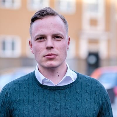 28 år, socialdemokrat, vårdbiträde och Regionråd i Region Dalarna.
Jag gillar film, öl och roliga historier. Krångligare än så är jag inte.