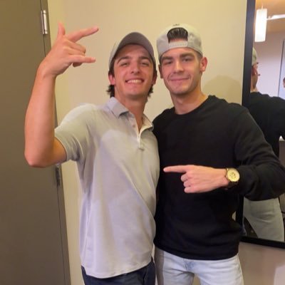 GageVance7's profile picture. Recommended by 4 out of 5 people that recommend things. COVID Survivor ✊🏽 UNL