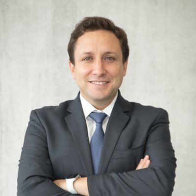 Abogado UC. Socio de Rosende y Hauach Abogados. Romántico viajero.