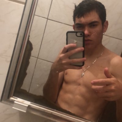 lembro de mim saindo da escola,mó felizão dava a hora de ir embora,rap no fone e mente lá fora,des de sempre minha mente me devora 🎥