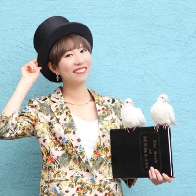 鳥とカフェをこよなく愛する、神戸のマジシャン。関西を中心に全国各地で活躍中 。フリーランスですのでお問い合わせはDMまで| セキセイ1羽/コザクラ2羽/銀鳩9羽 | 背景画像：@kuramoto__k 鳩との生活→ #Ayanaとゆかいなポッポたち