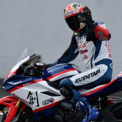 全日本ロードレースと併催で行われる、MFJカップ JP250選手権に「SDG Team HARC-PRO.」からエントリーしている「あきゃマックス(赤間 清)」です。1986年からレースに出場。連続出場年数更新中!2025年もN-PLAN Racingとコラボレート。さあ!今年はどうなる?(^^)v